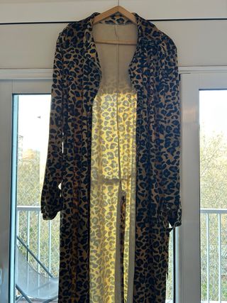 Chaqueta larga animal print con cinturón