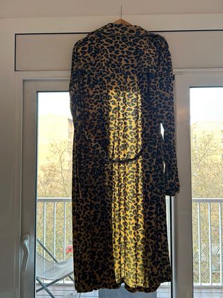 Chaqueta larga animal print con cinturón