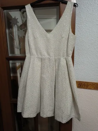 Vestido beige con cinturón plateado