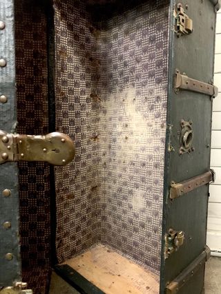 Baúl antiguo verde con detalles metálicos