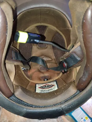 Casco integral negro con detalles rojos