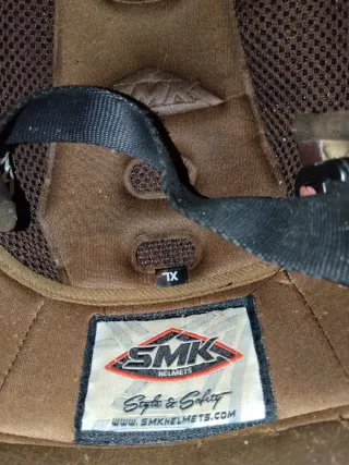 Casco integral negro con detalles rojos