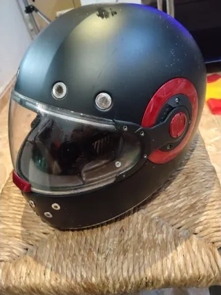 Casco integral negro con detalles rojos