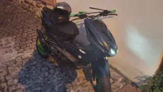 Scooter Negra con Detalles Verdes