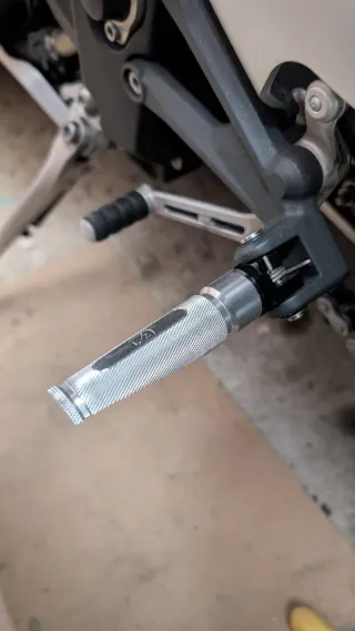 Reposapiés Triumph Plata