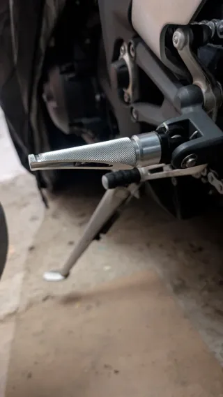 Reposapiés Triumph Plata