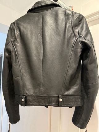 Chaqueta biker de cuero legitimo negra.