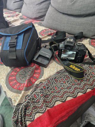 Cámara Nikon DSLR con cargador y todo