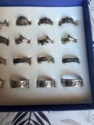 Caja expositora con 24 Anillos Plateados