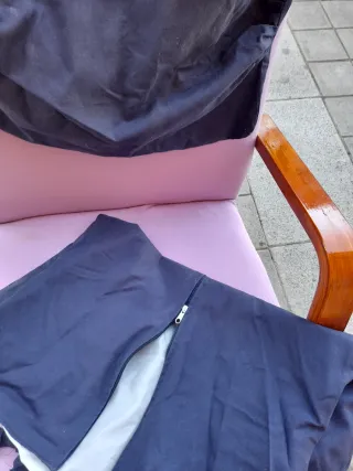 Sillón mecedora de tela y madera