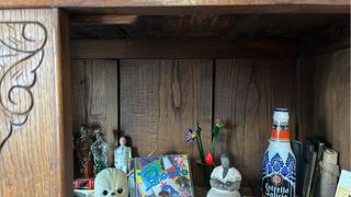 Vitrina de castaño con puertas de cristal