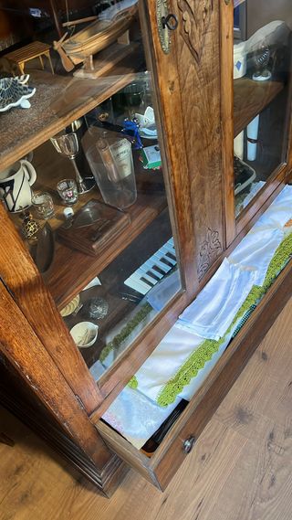 Vitrina de castaño con puertas de cristal