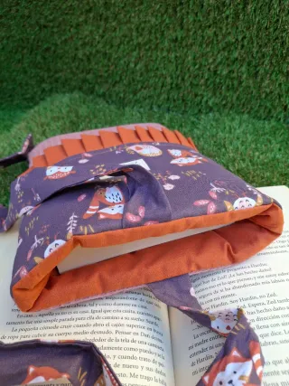 Funda libro acolchada hecha a mano.