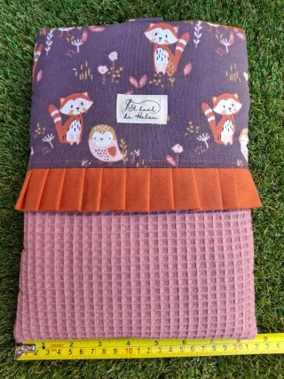 Funda libro acolchada hecha a mano.