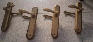 Manillas para puertas doradas
