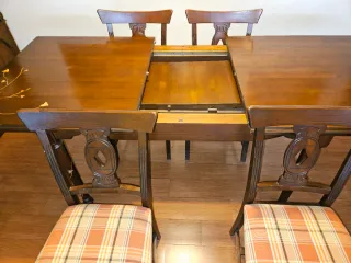 Comedor con mesa y cuatro sillas,marca "CASADALBA"