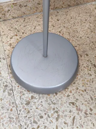 Lámpara de pie blanca y plateada