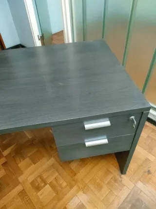 Escritorio gris oscuro antracita con cajones