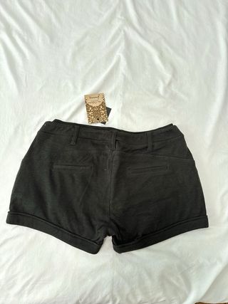 Pantalón corto Stradivarius marrón