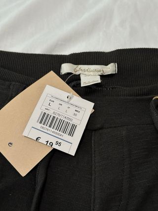 Pantalón corto Stradivarius marrón