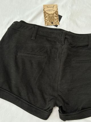 Pantalón corto Stradivarius marrón
