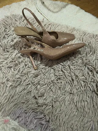 Zapatos ZARA dorados con pedrería