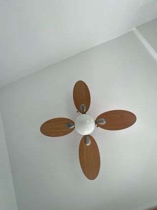 Ventilador de techo madera y metal con luz.
