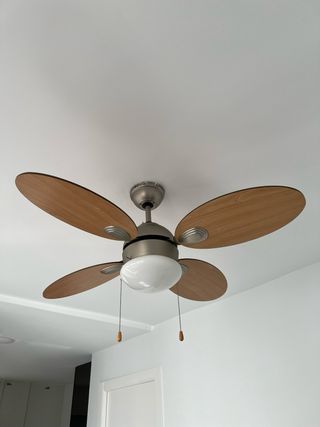 Ventilador de techo madera y metal con luz.