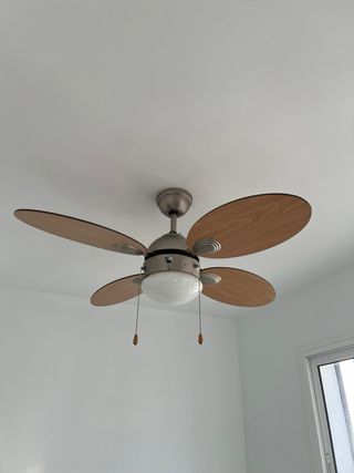 Ventilador de techo madera y metal con luz.