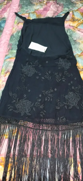 Vestido Zara negro con flecos