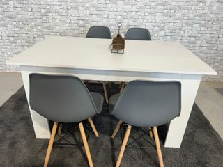 Mesa de comedor y 4 sillas