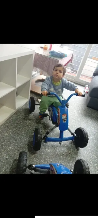 Triciclo azul para niños