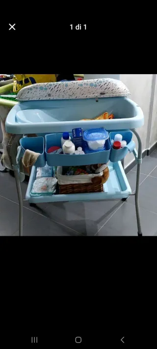 Fasciatoio azzurro con accessori