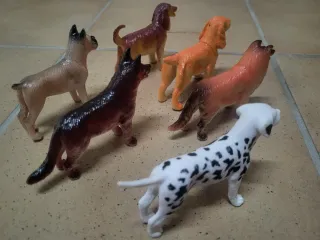 Figuras de perros de juguete variados