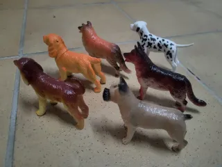 Figuras de perros de juguete variados