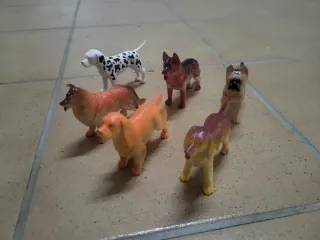 Figuras de perros de juguete variados