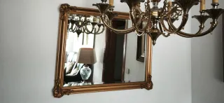 Espejo decorativo dorado con marco de madera