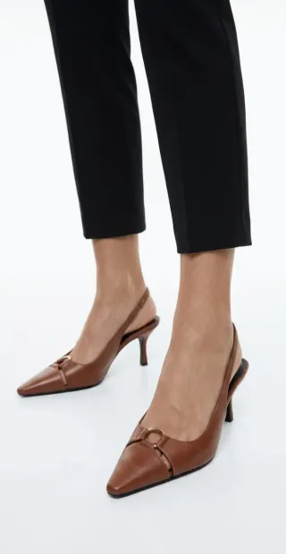 Zapatos MNG Marrón Punta Fina con Argolla Dorada