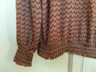 Blusa NAF NAF marrón con estampado