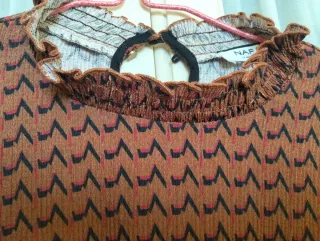 Blusa NAF NAF marrón con estampado