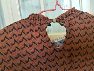 Blusa NAF NAF marrón con estampado