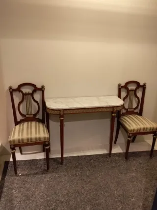 Mesa consola y dos sillas estilo Luis XVI