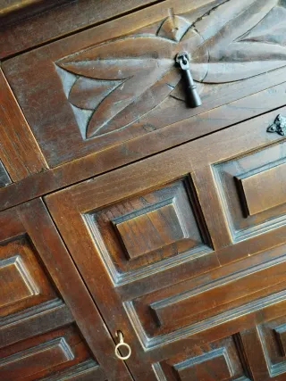 Mueble de madera maciza tallada