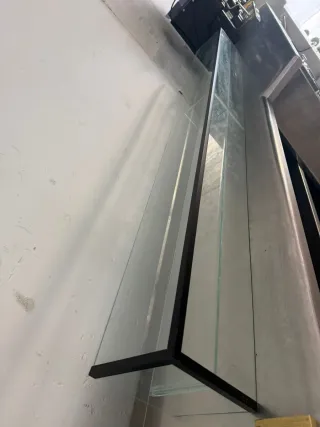 Expositor de cristal y metal