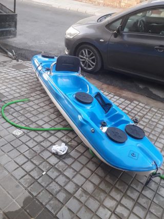Kayak azul y blanco