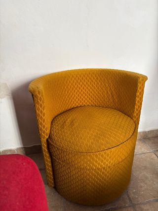 Sillón tapizado amarillo