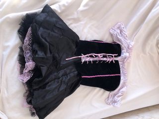 Traje de época negro y rosa