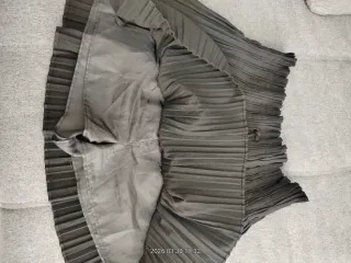 Falda plisada negra con cordón