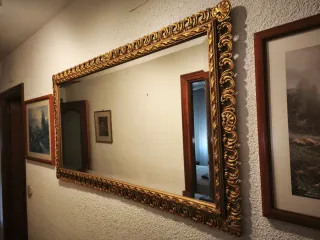 Espejo grande dorado con marco tallado