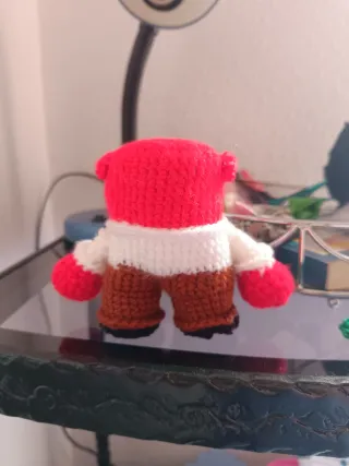 Muñeco crochet rojo y blanco,furia de inside out